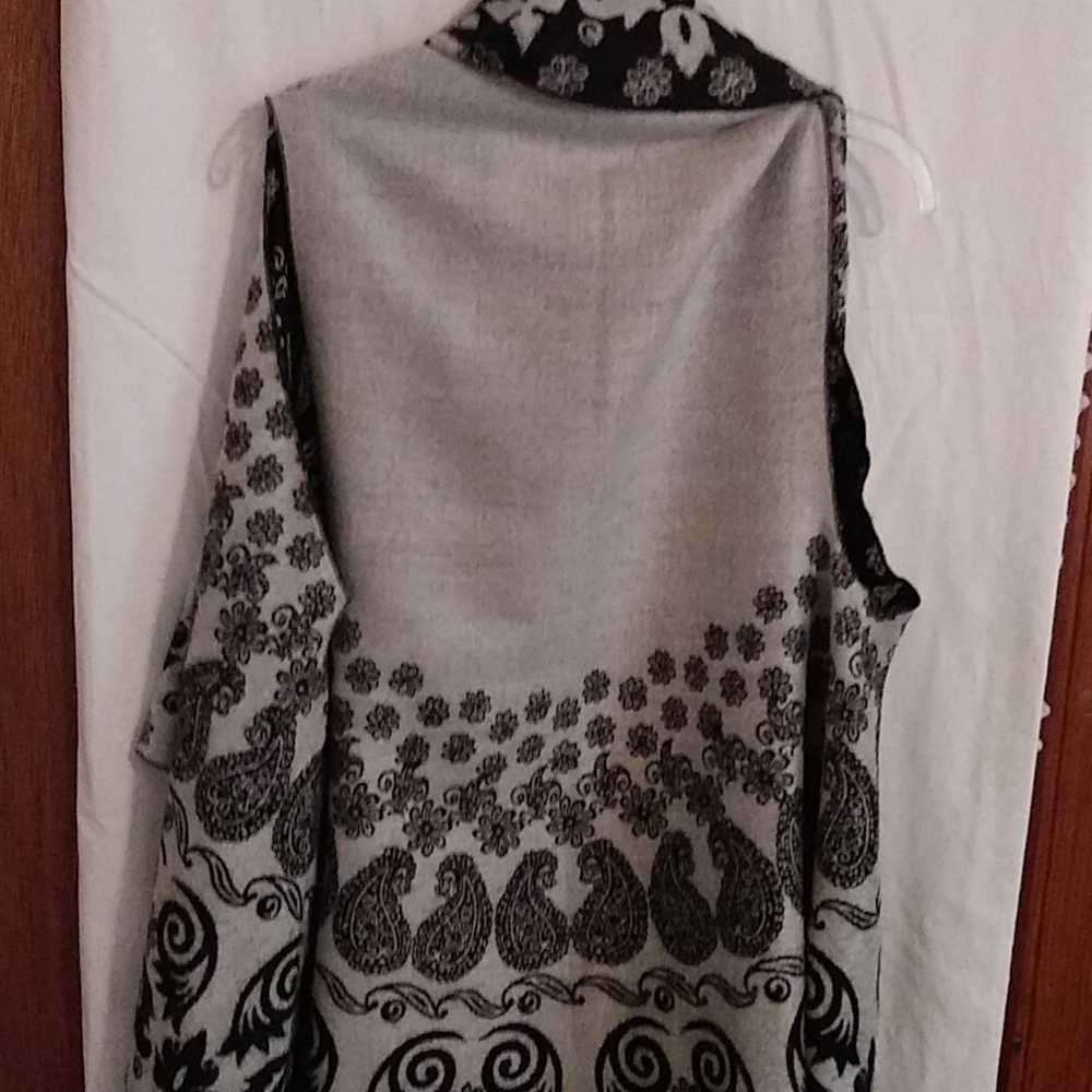Cape - Picture 2 of 2